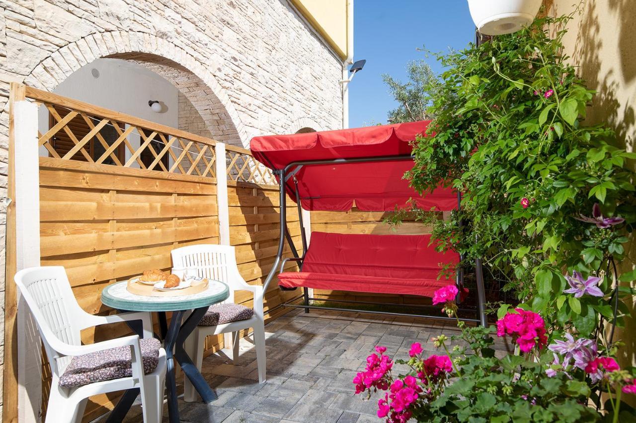 Modern Stone House With Flowers & Playground Μεντουλίν Εξωτερικό φωτογραφία